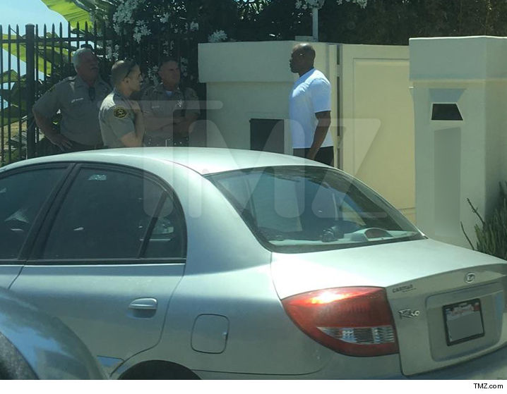 0725-dr-dre-with-officers-tmz-wm-3