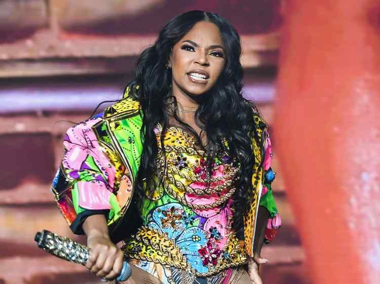 Ashanti Touches Male Fan By The Crotch At A Show