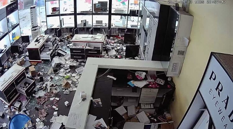 Nigerians Loot & Destroy Shops, Cars and properties in Lagos